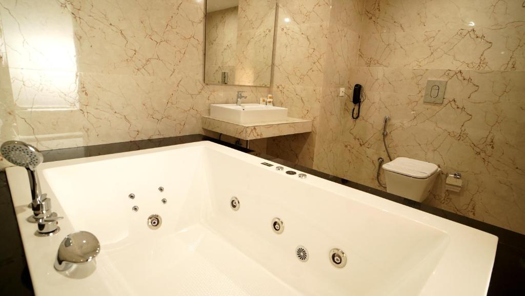 Antique Regency New Digha with Private Jacuzzi in Room