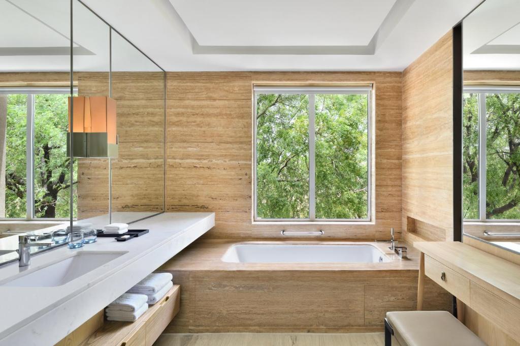 Bathtub Hotel Courtyard by Marriott Aravali Resort Faridabad