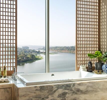 Hotel Room Taj Lakefront Bhopal with Bathtub Lake View