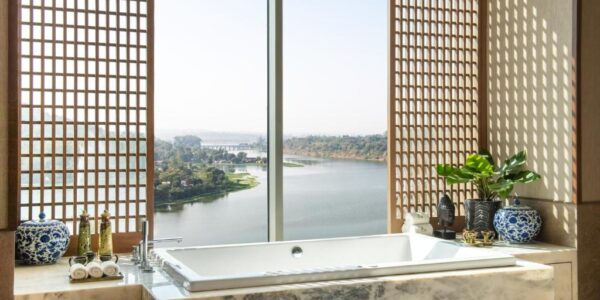 Hotel Room Taj Lakefront Bhopal with Bathtub Lake View