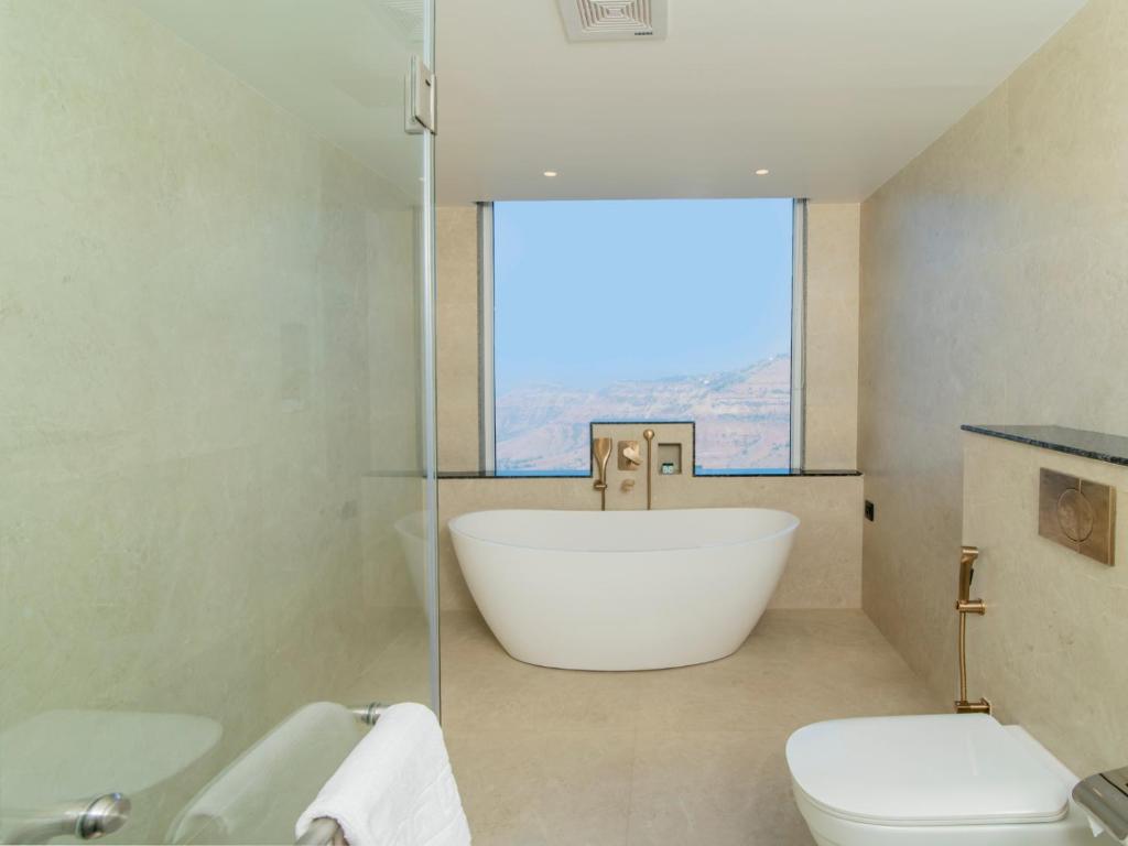 Hotel The Cliff by Zuper Panchgani with Bathtub Views