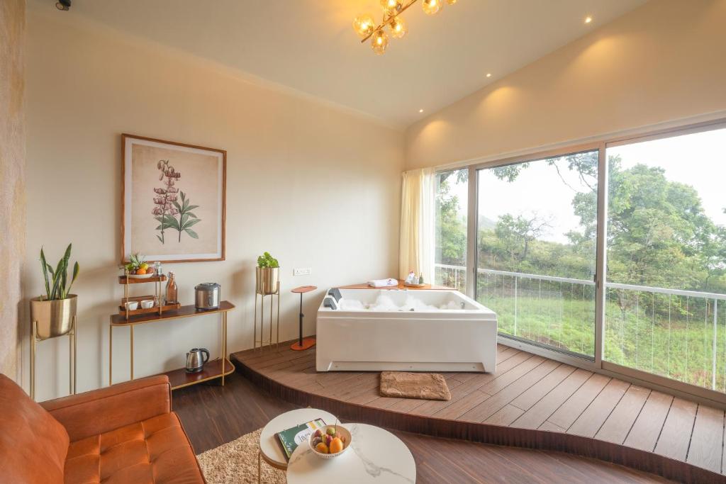 Jacuzzi Hotel Tomorrowland Farms and Suites Kodaikānāl