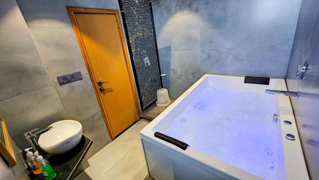 Jacuzzi Room Hotel Nova Boutique Rajkot