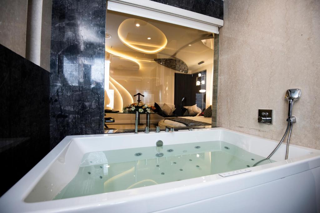 Jacuzzi Room Hotel Park Elanza Coimbatore