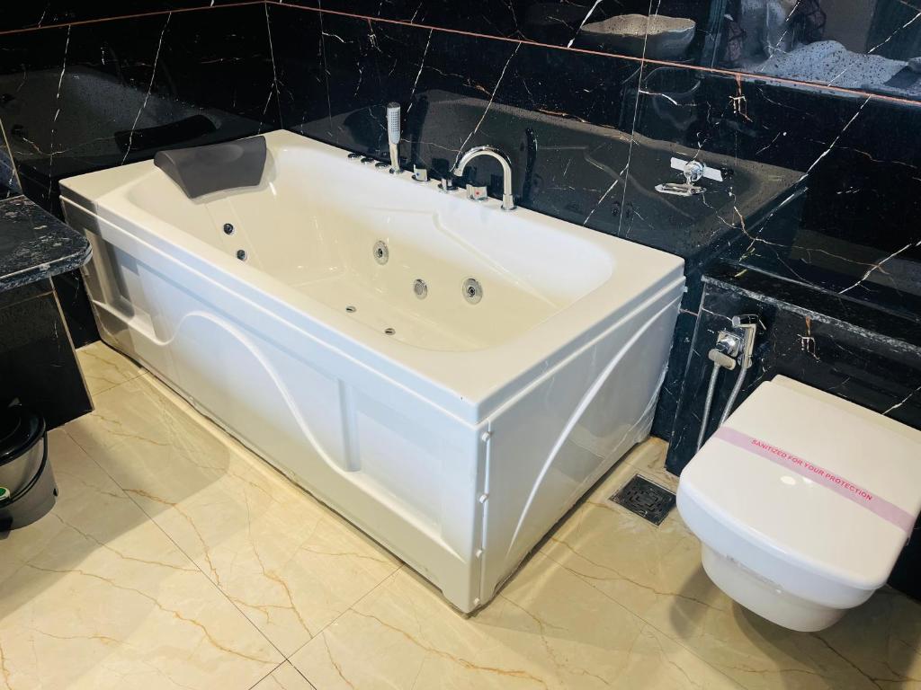 Jacuzzi Room Hotel Royal Empire Gandhinagar