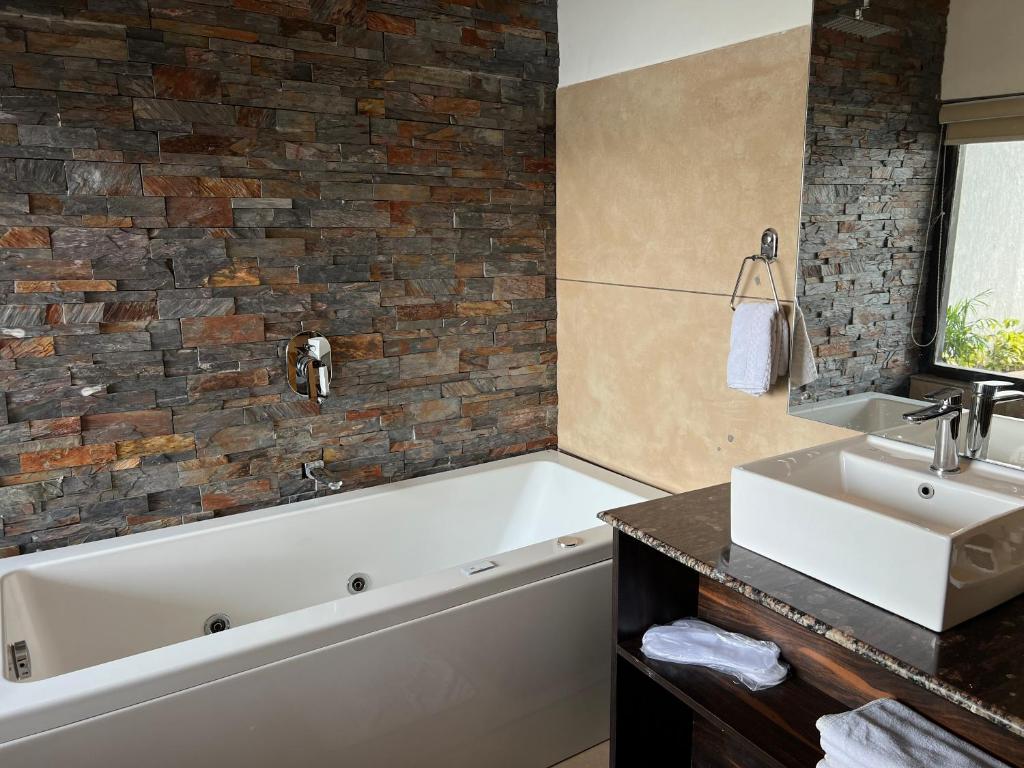 Jacuzzi Room The Lake Hill Nainital