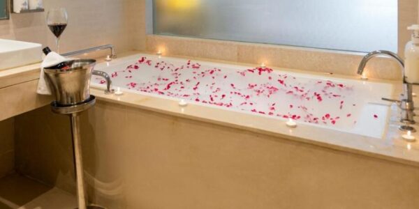 Romantic Suite with Bathtub Holiday Inn Agra MG Road an IHG Hotel